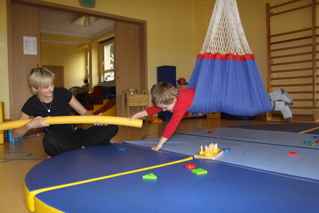 Na zdjęciu przedstawiony jest fragment terapii integracji sensorycznej
